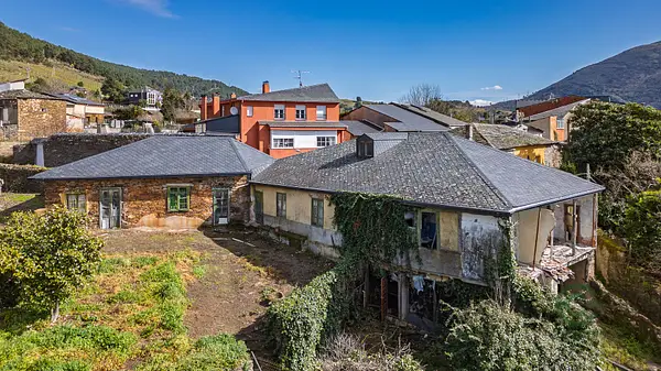 Terreno urbano de 0,3375 ha en venta en A rúa, Ourense