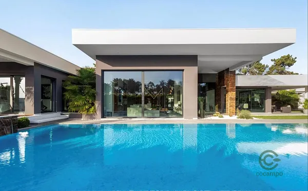 Casa de 0,25 ha en venta en Corroios, Setúbal