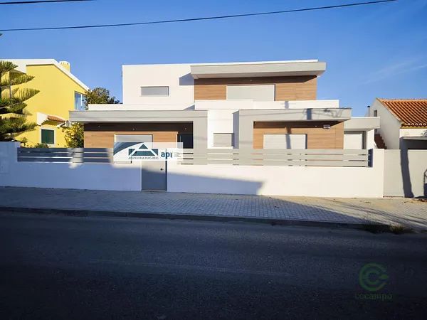Casa de 0,0432 ha en venta en Setúbal, Setúbal