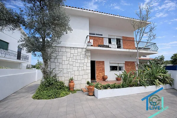 Casa de 0,105 ha en venta en Tomar, Santarém