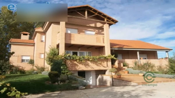 Casa de 0,8 ha en venta en Carracedelo, Leon