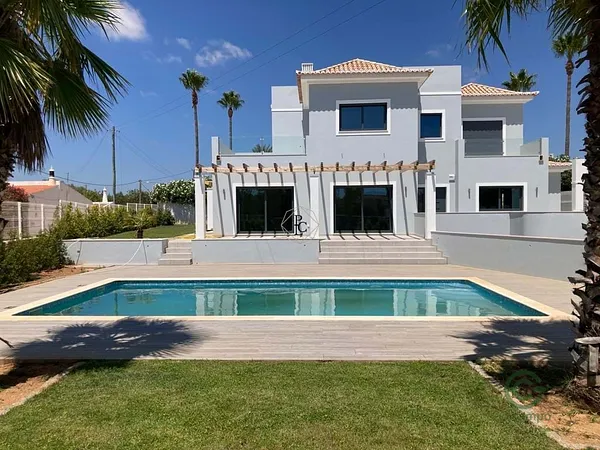 Casa de 0,11 ha en venta en Almancil, Algarve