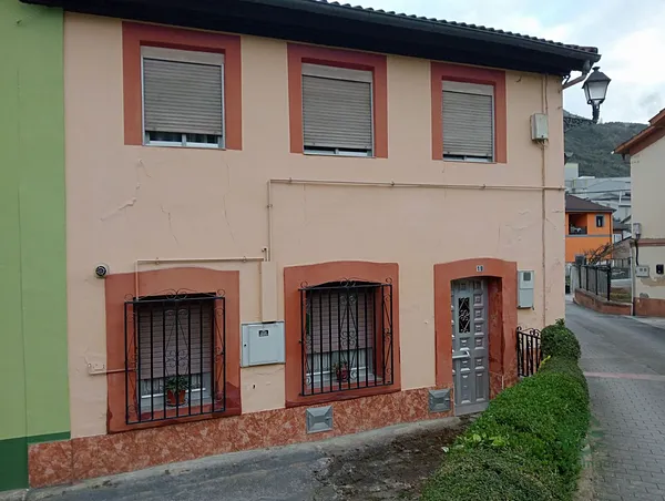 Casa de 0,03 ha en venta en Oviedo, Asturias