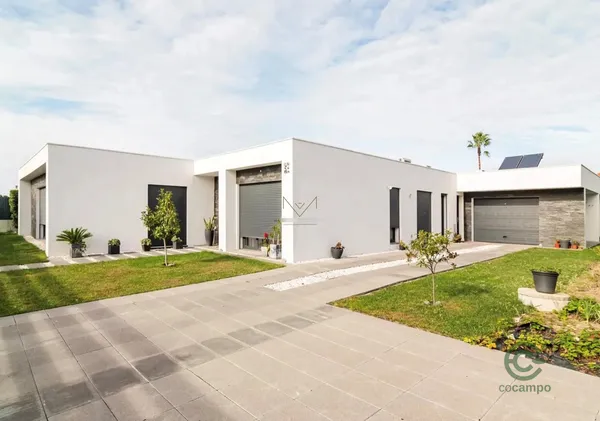 Casa de 0,105 ha en venta en Corroios, Setúbal