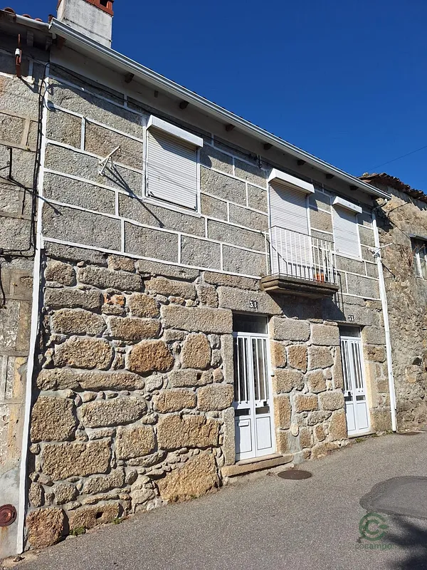 Casa de 0,008 ha para venda em Viseu