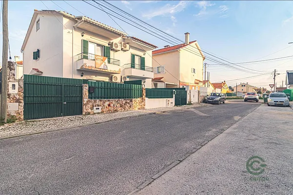 Casa de 0,0112 ha en venta en Quinta do conde, Setúbal