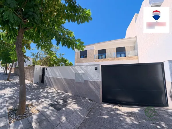 Casa de 0,0225 ha en venta en Zujar, Granada