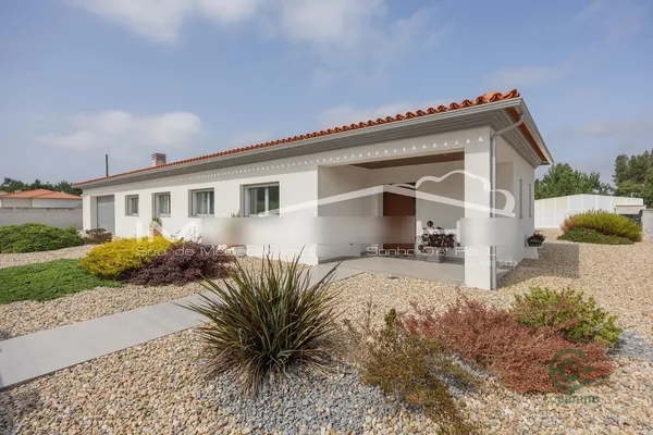 Casa de 0,2347 ha en venta en Marinha grande, Leiria