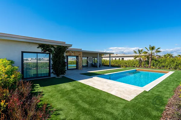 Casa de 0,0735 ha en venta en Montenegro, Algarve