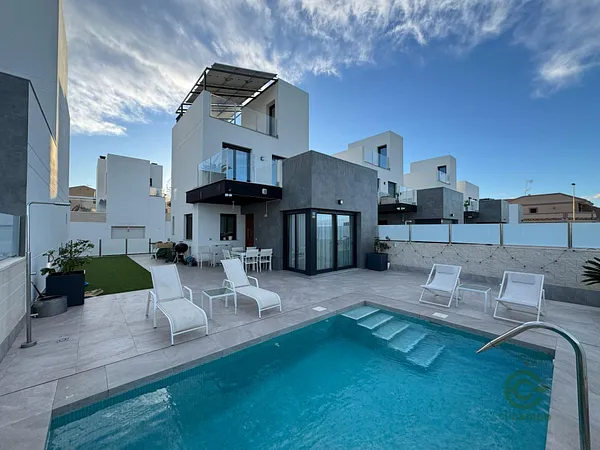 Casa de 0,0197 ha en venta en Torrevieja, Alicante