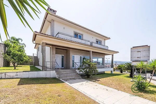 Casa de 0,14 ha en venta en Bragança
