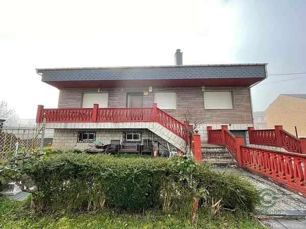 Casa de 0,13 ha en venta en Ponferrada, Leon