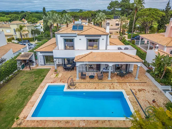 Casa de 0,0784 ha en venta en Quarteira, Algarve