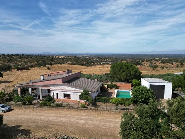 Finca rústica de 0,6 ha en venta en Cáceres