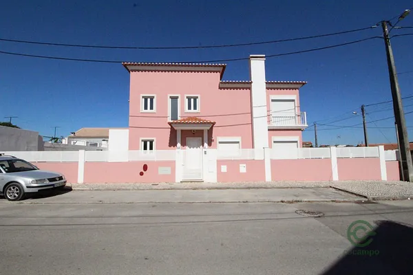 Casa de 0,0334 ha en venta en Almada, Setúbal