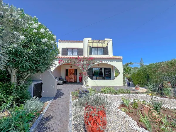 Casa de 0,0315 ha en venta en Almancil, Faro