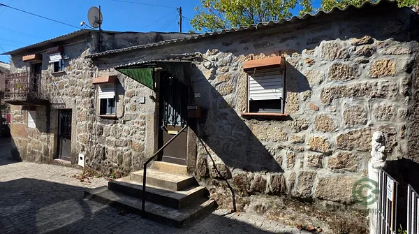 Casa de 0,01 ha en venta en Mangualde, Viseu