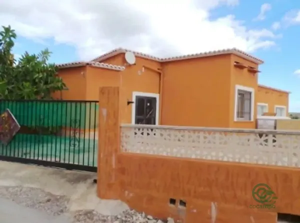 Finca de recreo de 0,06 ha en venta en Alicante