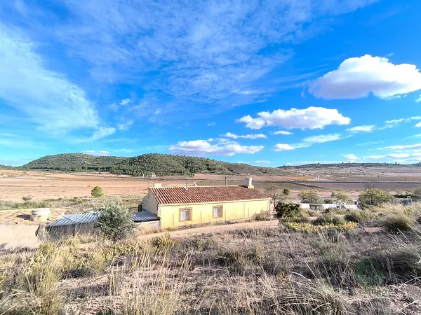 Finca rústica de 1,28 ha en venta en Yecla, Murcia