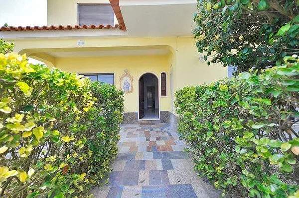 Casa de 0,0425 ha en venta en Almada, Setúbal