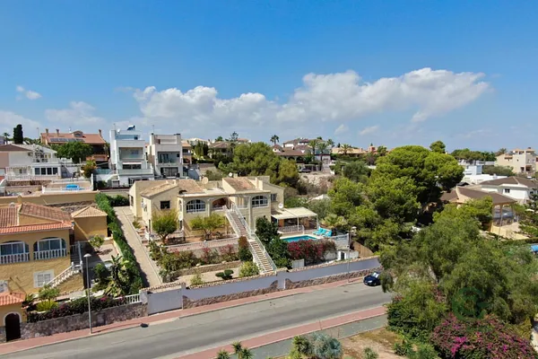 Casa de 0,1084 ha en venta en Torrevieja, Alicante